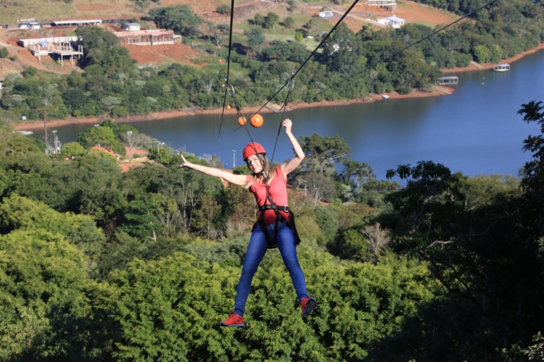 Tirolesa sobre o lago em Itá